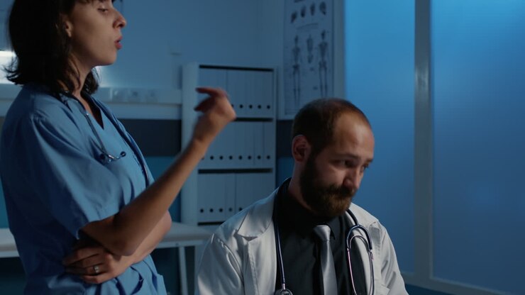 Medici e infermieri discutono di casi clinici in una clinica