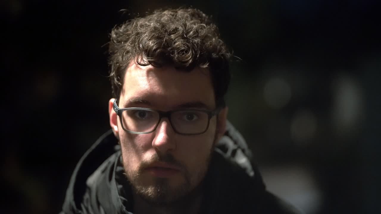 un joven solitario soporta una noche de invierno helada en los suburbios de múnich.