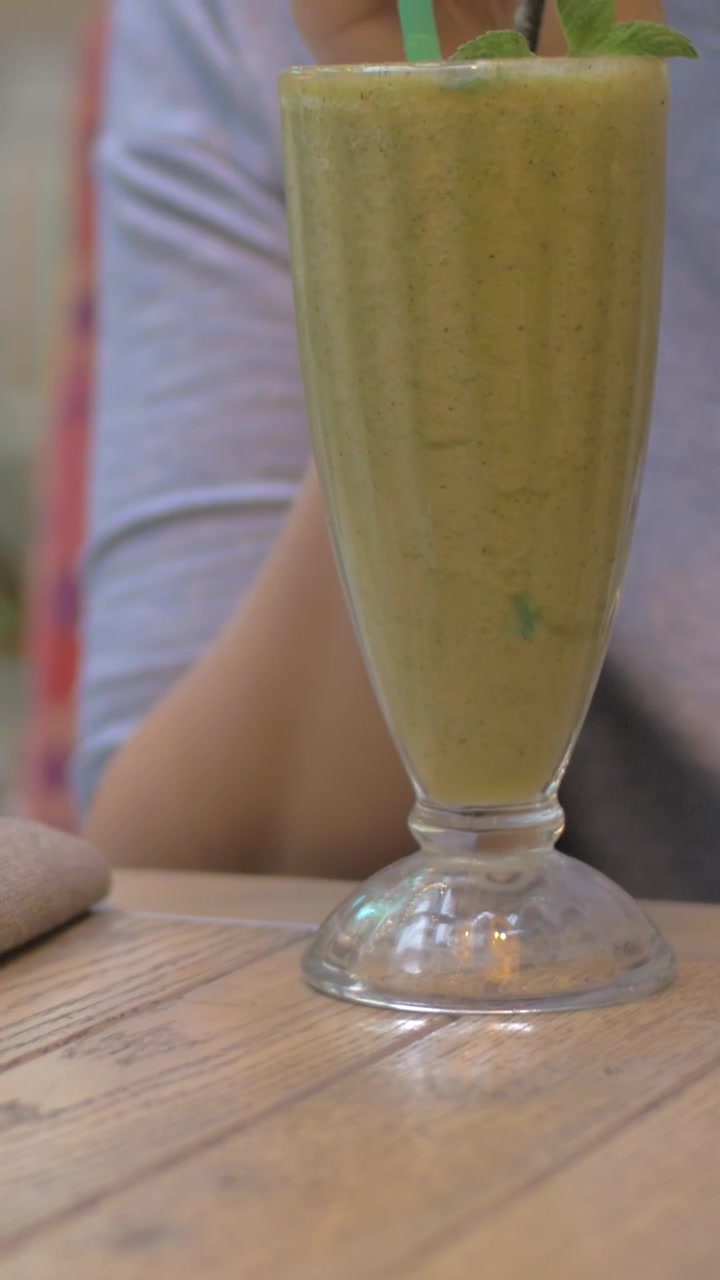 Bere un frullato alla menta in un caffè