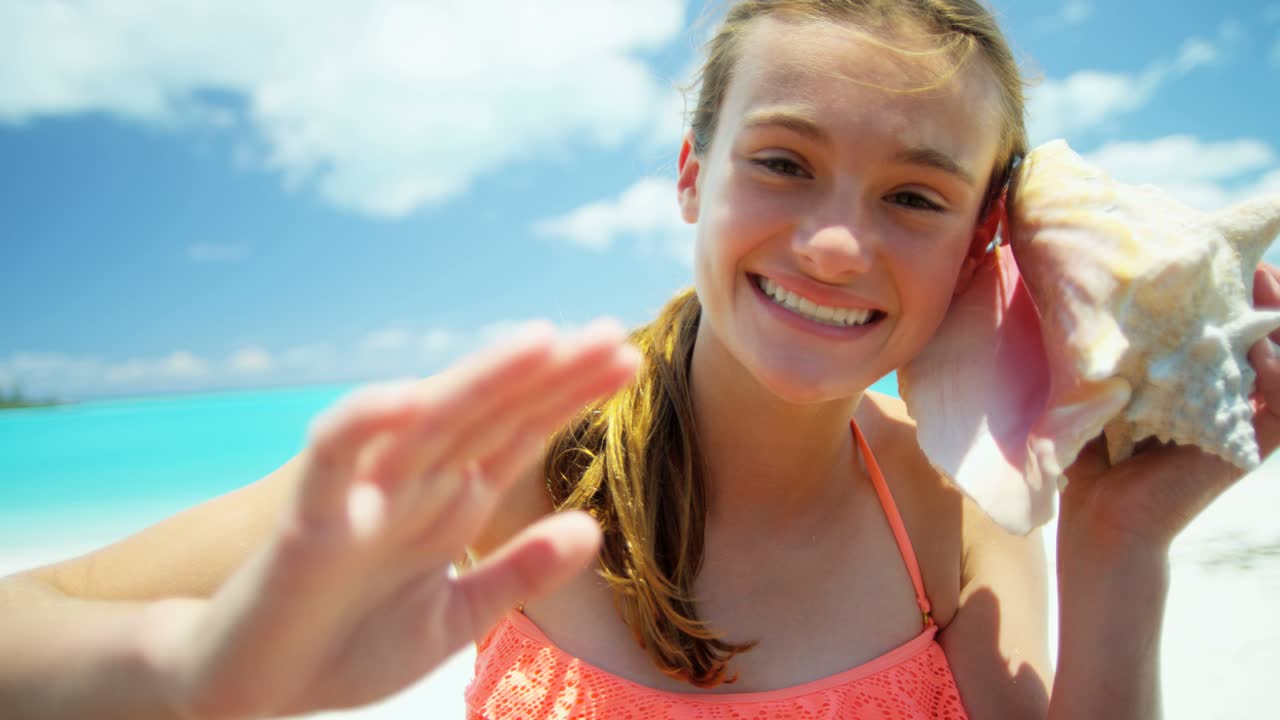 해변 에 있는 십대 의 초상화