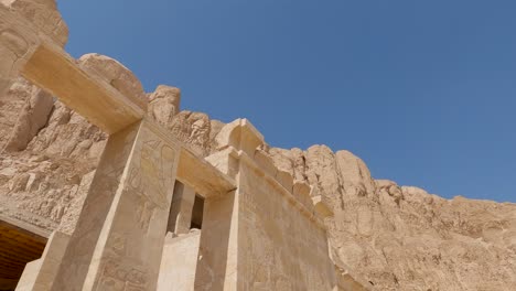 Blick-Auf-Die-Zeichnungen-An-Den-Wänden-Des-Tempels-Der-Königin-Hatschepsut-Und-Die-Klippen-In-Der-Wüste