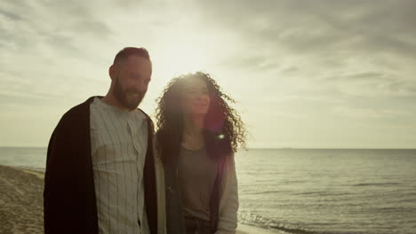 pareja disfrutando de la playa al atardecer en el paisaje marino de la naturaleza. dos personas caminando afuera.