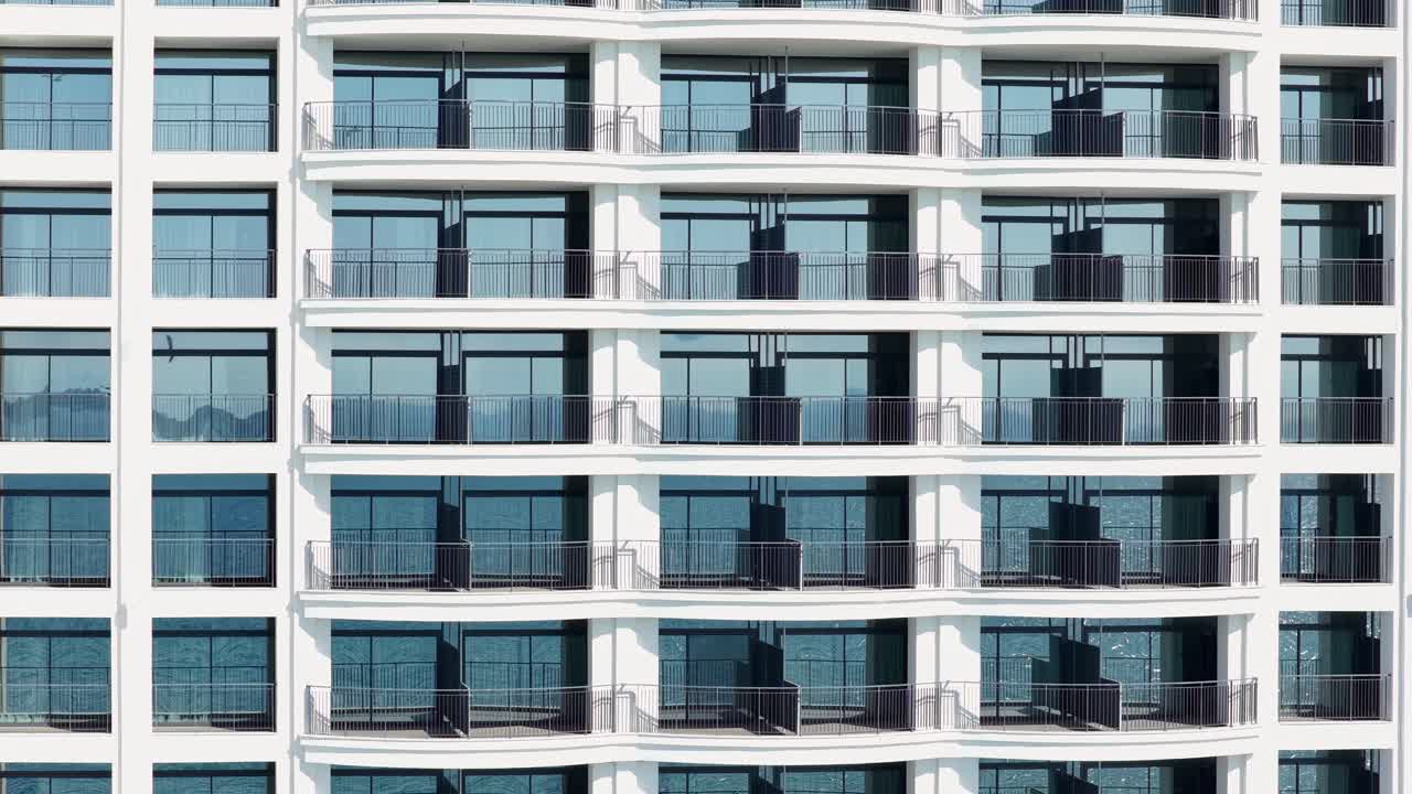 Facciata simmetrica di un moderno edificio a più piani con balconi ripetuti, situato a Sunny Beach, Burgas, Bulgaria. Ideale per progetti di design urbano e studi architettonici