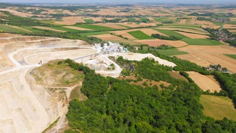 Vista-Panorámica-Sobre-La-Mina-De-Piedra-Caliza-Y-El-Campo-Circundante---Disparo-De-Drones