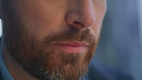 ojos de hombre de negocios de primer plano trabajando en la oficina mirando monitor de portátil. hombre reflexionando