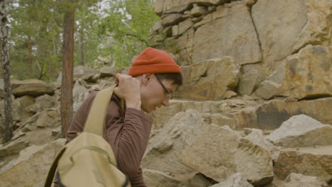 Kletterer-Kommen-Am-Fuß-Der-Klippe-An