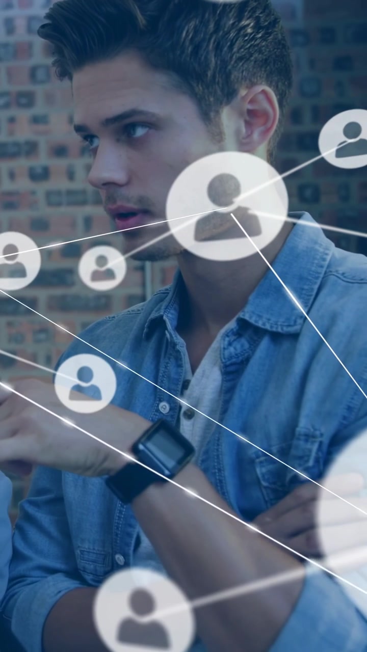 Video verticale: Uomo che tocca il tablet, consultando un collega del marketing, con un overlay che si muove su di loro