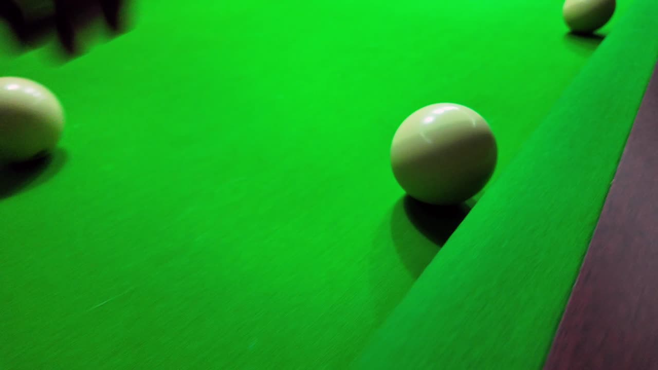 빌리어드 공 15 굴러, 빌리어트 테이블에 다른 사람을 때리는.