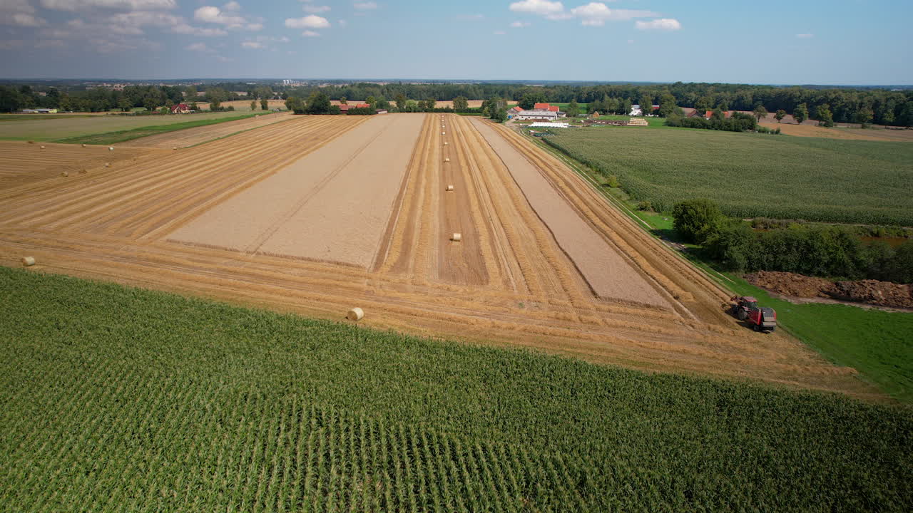 сельскохозяйственные поля с балами сена летом - воздушный снимок