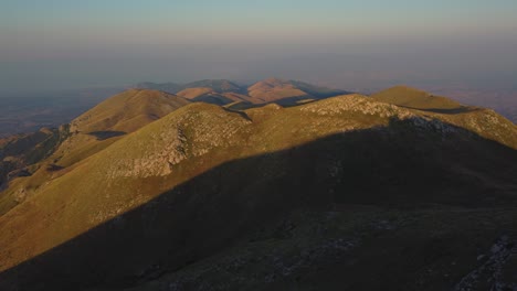 Luftaufnahmen-Von-Berggipfeln-Bei-Sonnenaufgang