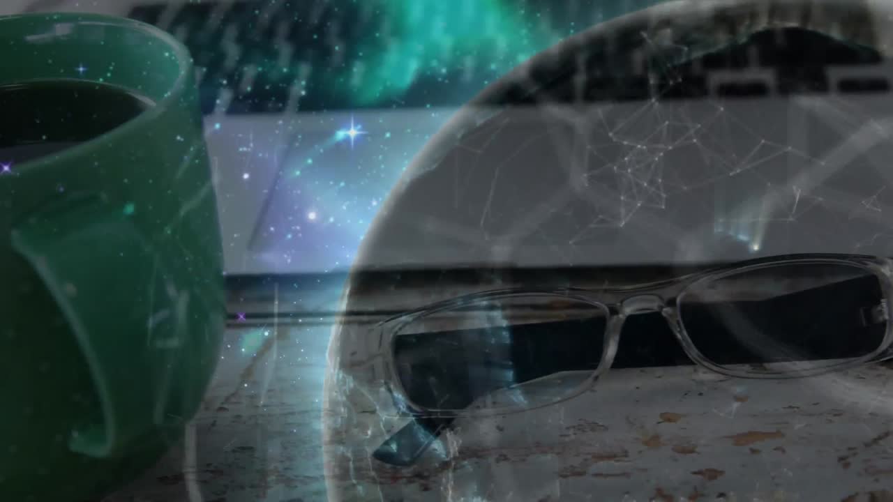 animación de la red de conexiones y el globo sobre una taza de café