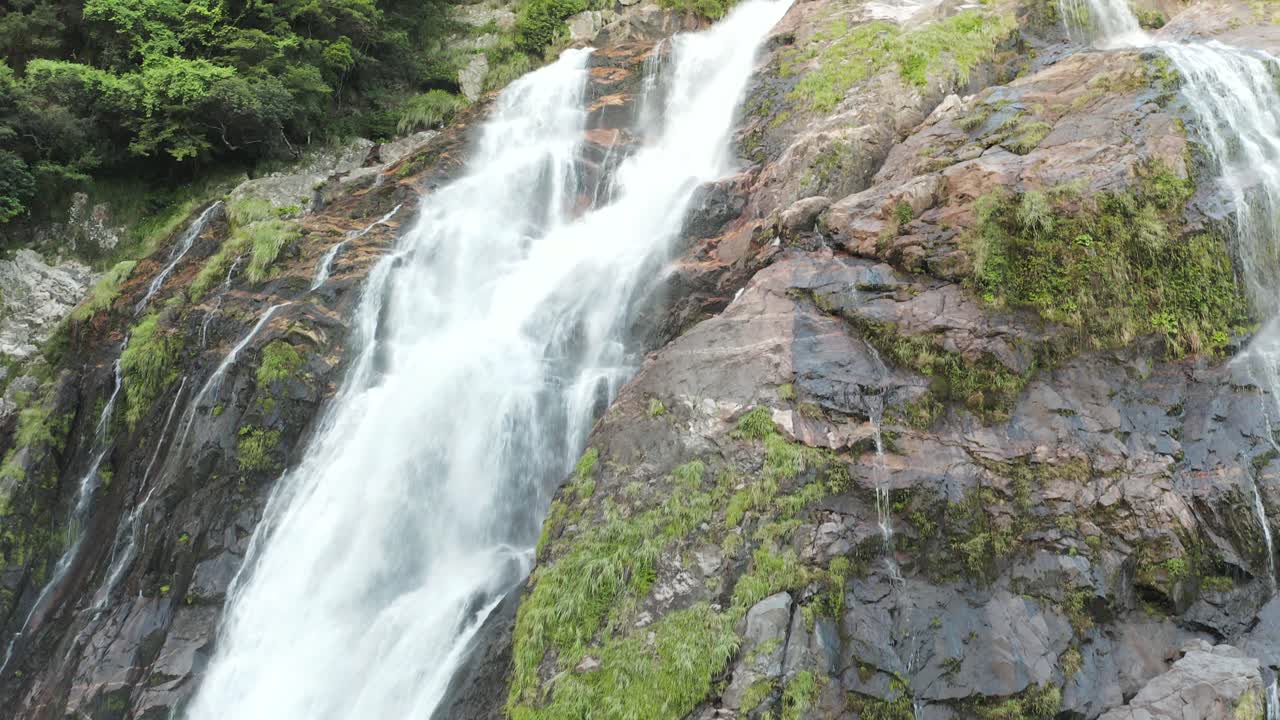 cascada ohko, que se eleva lentamente para revelar el pico en yakushima japón