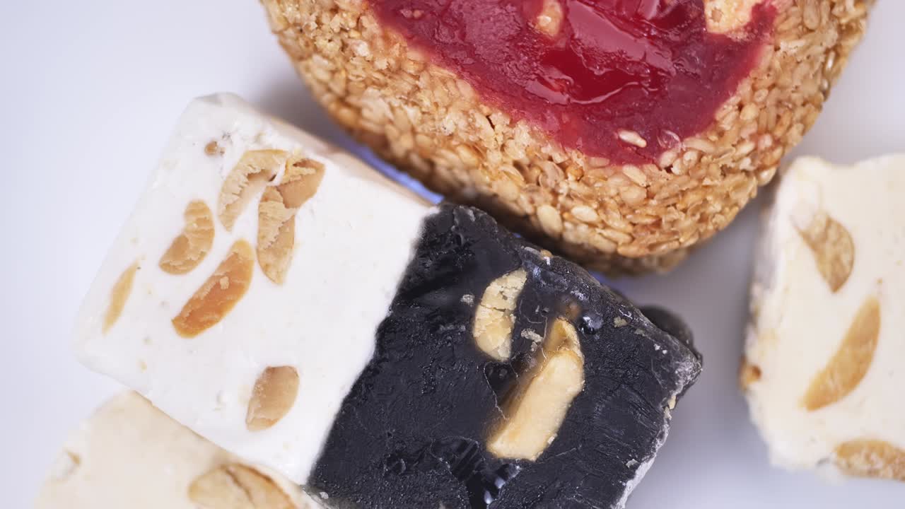 delicias turcas dulces orientales de primer plano girar en movimiento lento