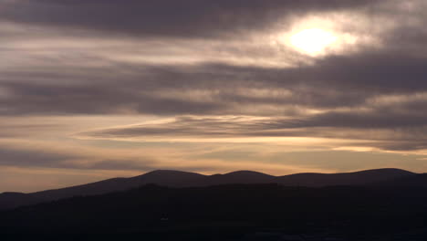 Schöne-Sonnenunterganglandschaft-über-Bergsilhouetten-In-Südirland-In-Der-Nähe-Von-Dublin