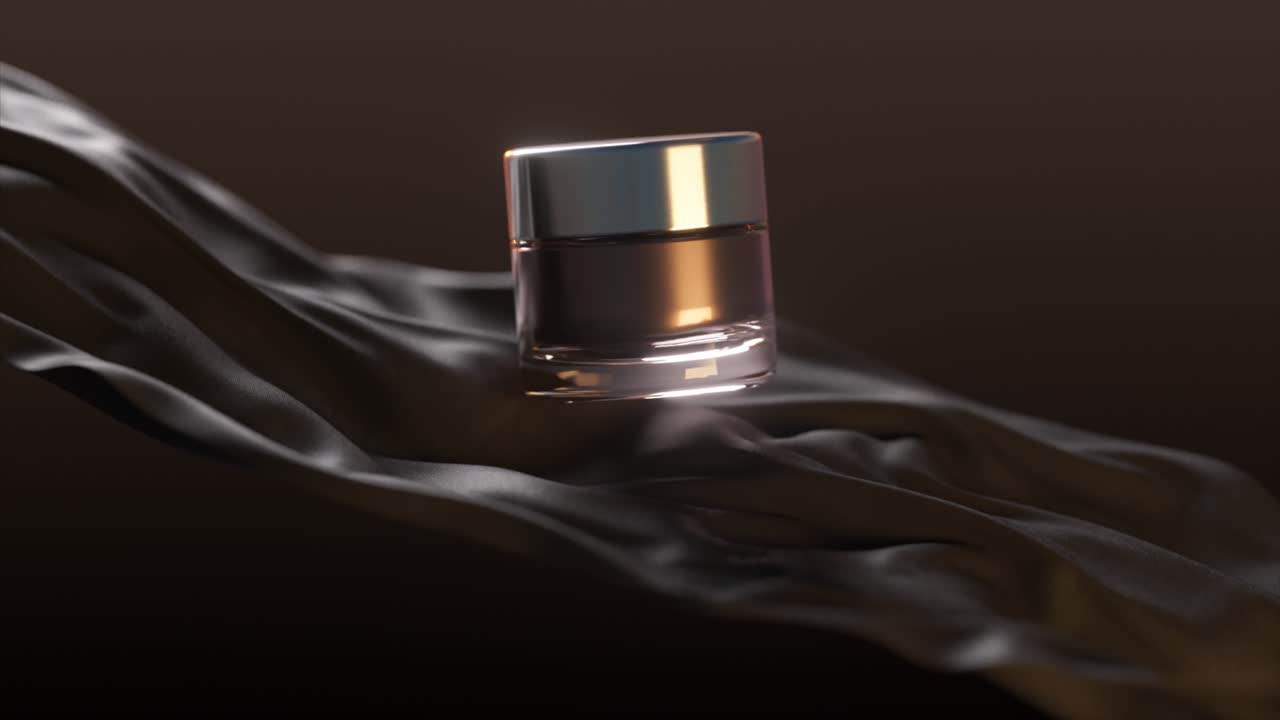 botella de perfume de lujo en tela de satén oscuro