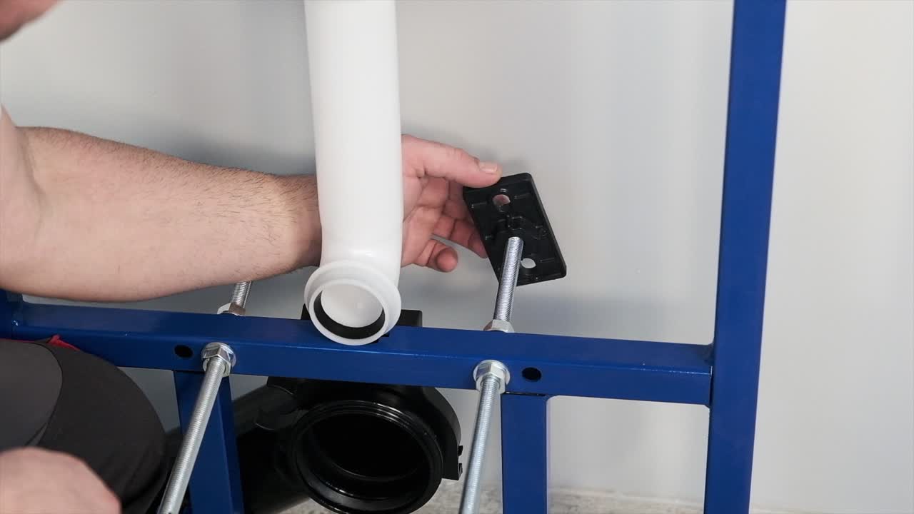 el trabajador que repara e instala el inodoro y descarga utiliza herramientas como alicates y llaves