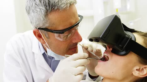 Paciente-Femenina-Usando-Casco-De-Realidad-Virtual-Durante-Una-Visita-Al-Dentista.