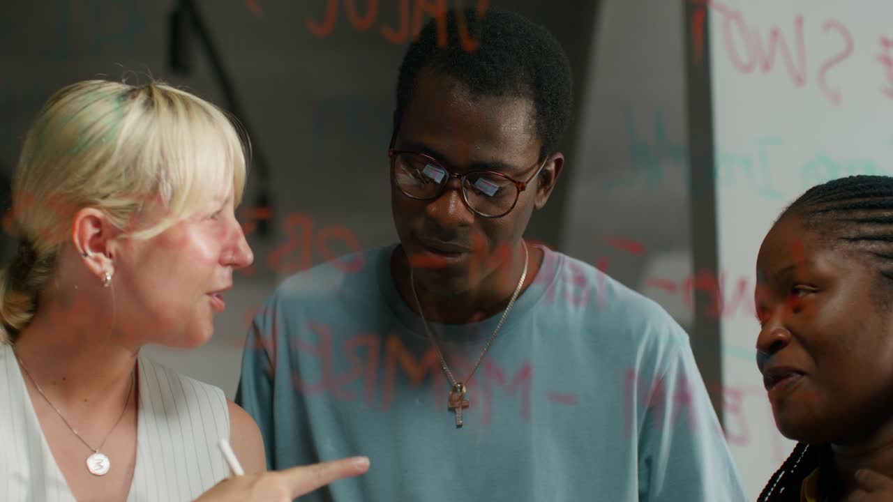 tormenta de ideas en equipos diversos