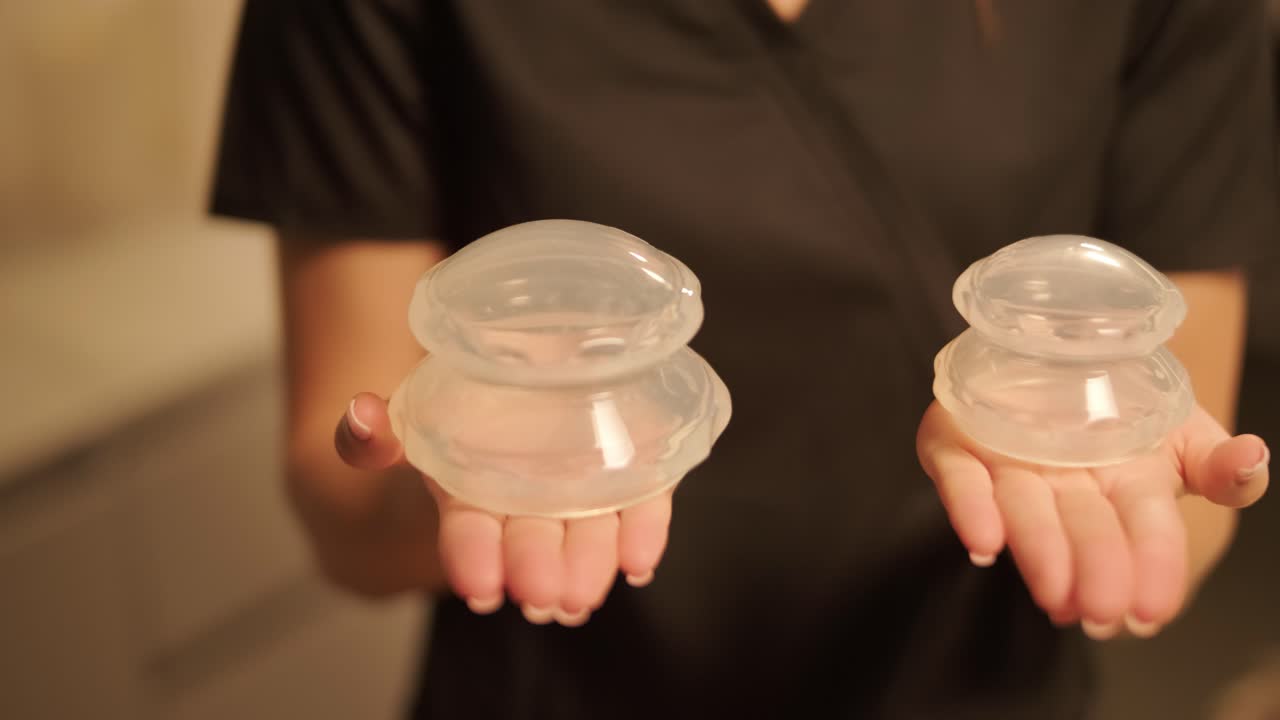 전문 마사지 테라피스트는 휴식 마사지를 수행합니다.