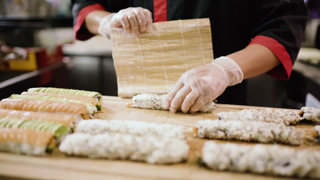 el chef de sushi preparando rollos.