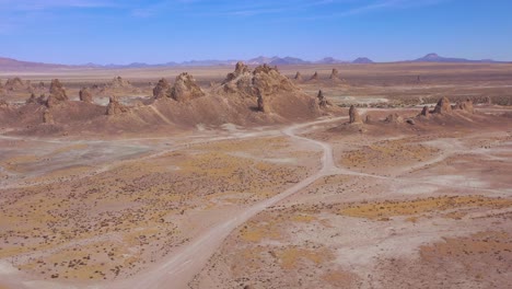 hermosa antena sobre las formaciones rocosas de los pináculos de trona en el desierto de mojave cerca del valle de la muerte 6