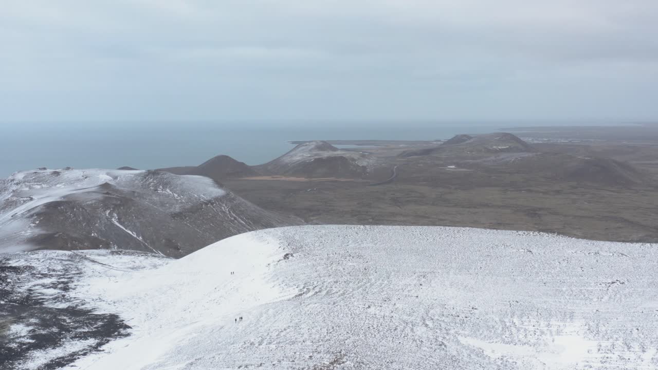 먼 대서양, 항공의 전망과 함께 아이슬란드에서 겨울 동안 눈 덮힌 산