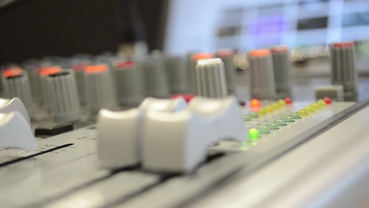 mezclador de niveles de audio mientras realiza una prueba de sonido