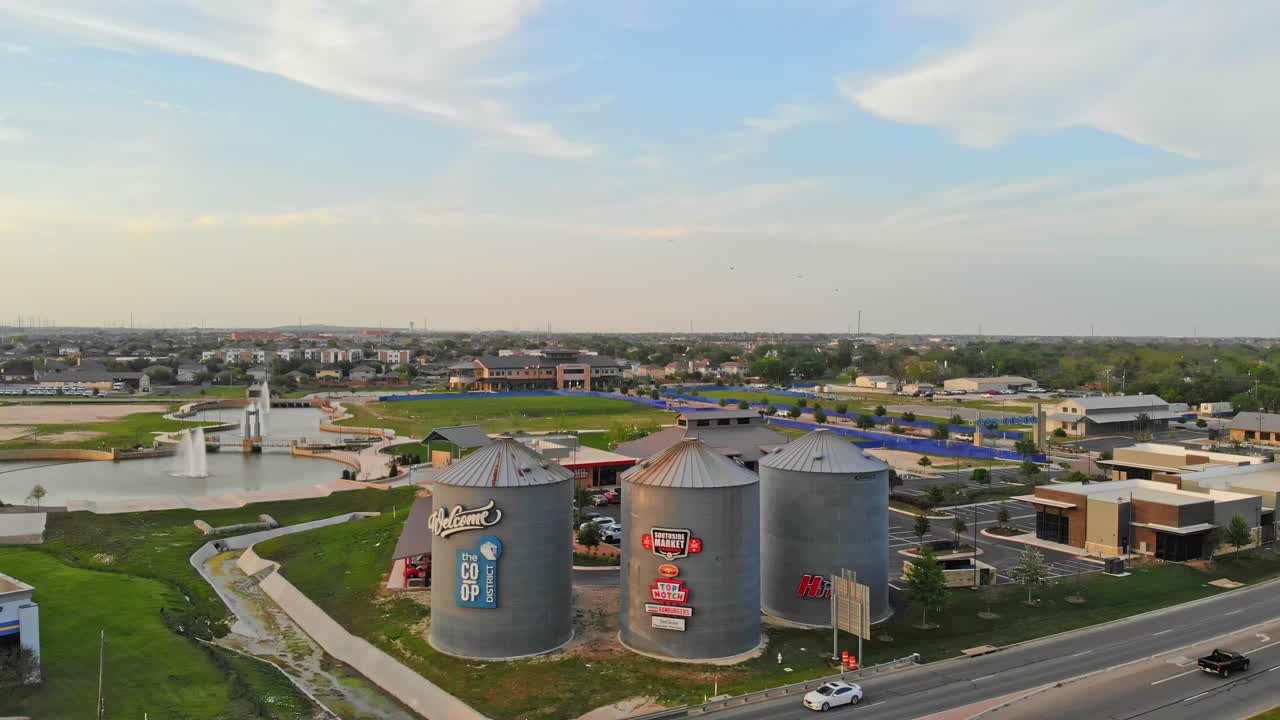 volando lentamente hacia los silos icónicos que fueron establecidos como parte del distrito cooperativo en el centro de la ciudad