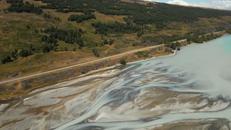 brazos de río trenzados que alimentan el lago pukaki con ricas aguas glaciales