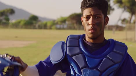 jugador de béisbol mirando a la cámara