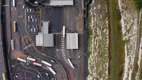 Toma-Aérea-De-Arriba-Hacia-Abajo-De-Camiones-Haciendo-Cola-Para-Salir-Del-Reino-Unido-En-Dover-Al-Puerto-De-Calais-Brexit