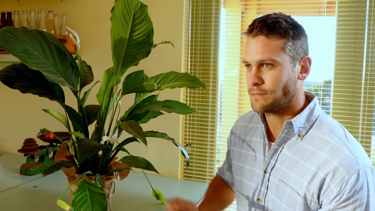 Mann drikker kaffe 4K