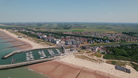 vista aérea panorámica de la marina de cadzand-bad y la ciudad frente a la playa en zeeland, países bajos