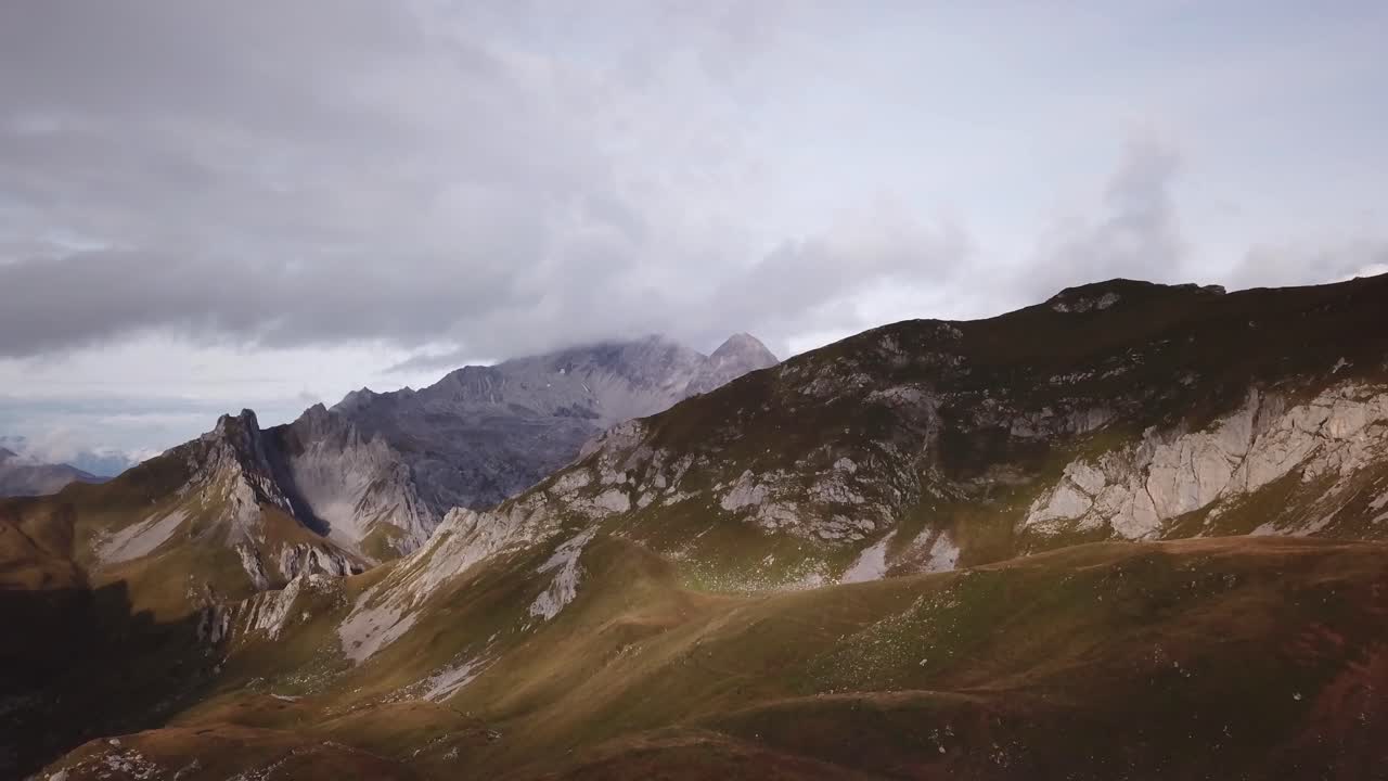 Donna che fa escursioni sulle Alpi - Volo con drone con effetto parallasse.