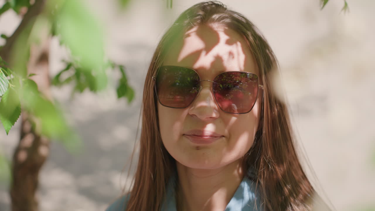 mujer reflexiva descansando, mujer europea mirando en silencio, señora serena de origen europeo descansando tranquilamente, mujer contemplativa de origen europeo relajándose plácidamente en las sombras