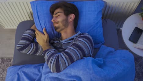 problema de sueño. el joven no puede dormir.