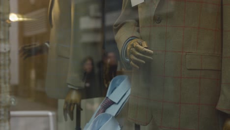 Close-Up-Of-Window-Display-In-Gents-Tailors-Shop-On-Avery-Row-In-Mayfair-London-UK