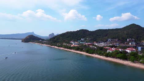 Atemberaubende-Aussicht-Auf-Den-Strand-Von-Ao-Nang-Mit-Türkisfarbenem-Wasser,-Weißem-Sand-Und-üppig-Grünen-Klippen,-Ein-Beliebtes-Touristenziel-In-Krabi,-Thailand