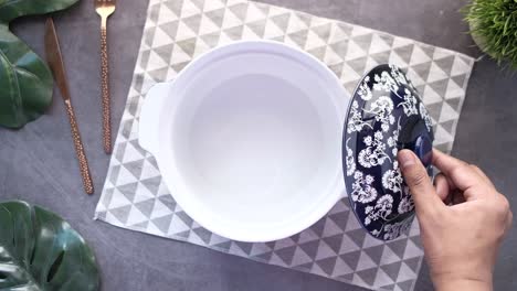 abriendo una olla de cerámica