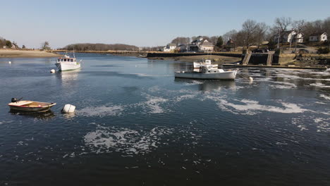 Aerial-footage-of-a-low-flight-between-boats-at-Cohasset-Harbor,-MA,-Drone-forward-motion