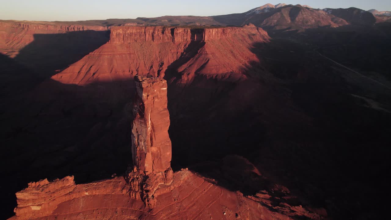 Riprese aeree al tramonto con ombre dorate che orbitano intorno alla guglia rocciosa di Castleton Tower, vicino a Moab.