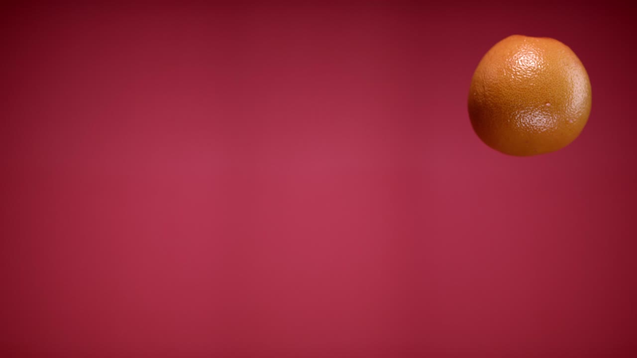 pomelas frescas lanzadas volando colgando en el aire y cayendo