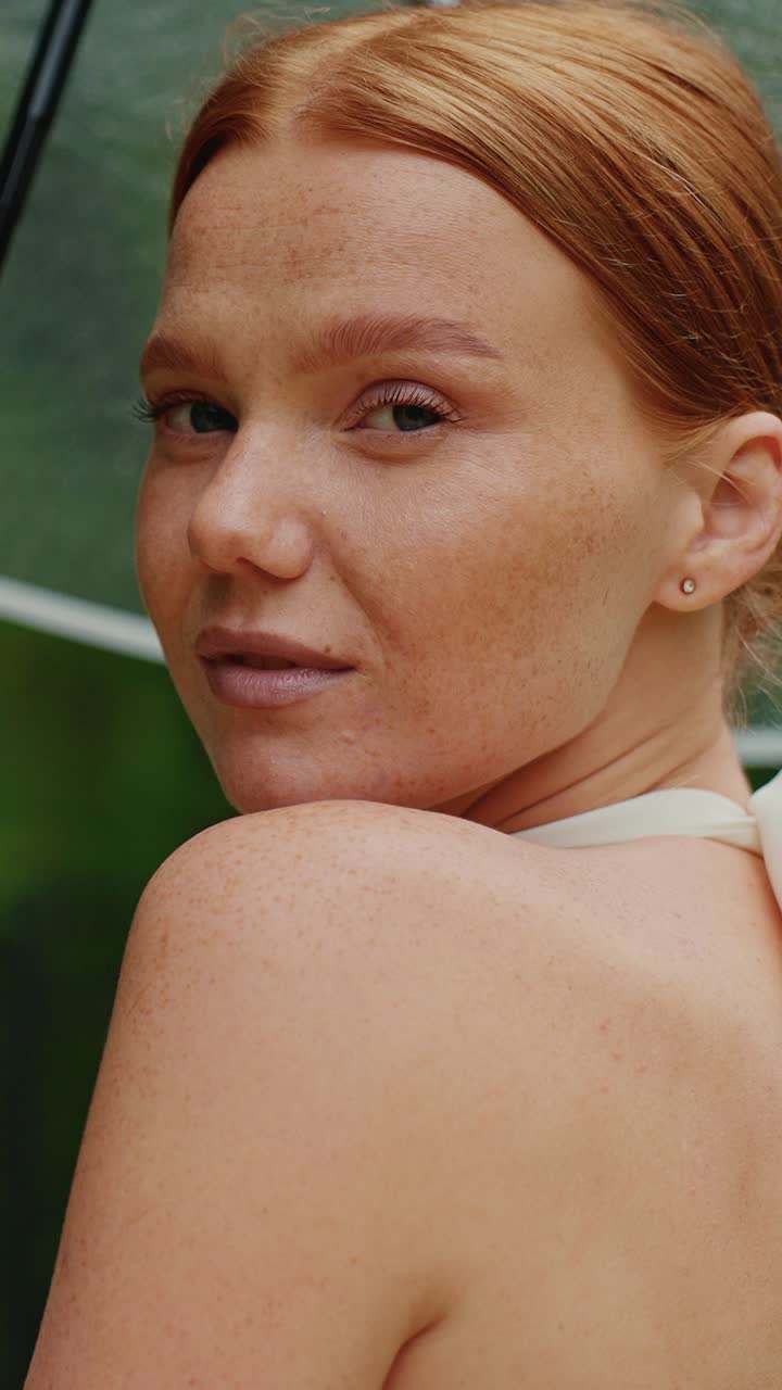 mujer de cabello rojo y pecas