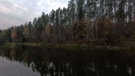 Acantilados-De-Arenisca-Roja-Nelku-En-El-Río-Salaca-En-El-Parque-Natural-Skanaiskalns-En-Mazsalaca-En-Letonia,-Tiempo-De-Otoño