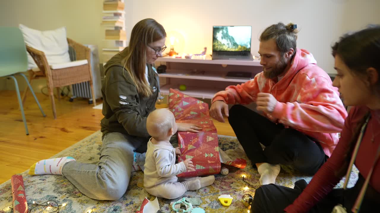 가족 들 이 크리스마스 를 축하 하는 것