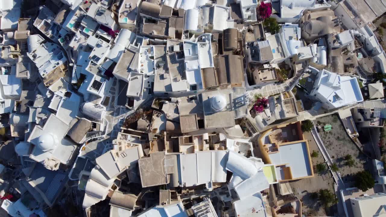 casas y hoteles en el acantilado de la aldea de oia en santorini, grecia, vista aérea cinematográfica
