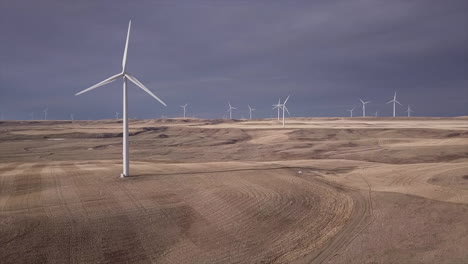 creatieve cinemagraph van windmolenpark met slechts één draaiende windmolen