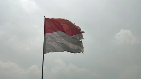 disparo de alta fps de la gran bandera de indonesia ondeando
