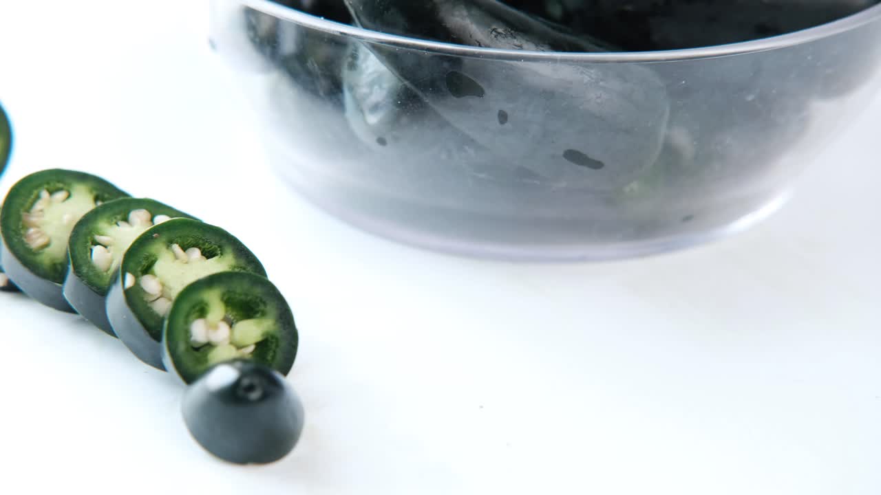 jalapeños cortados en rebanadas negras y verdes