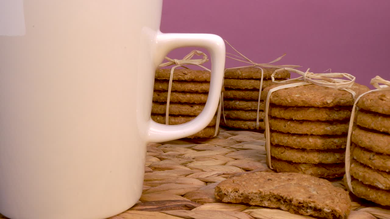 맛있는 오트케이크가 테이블에 있습니다.